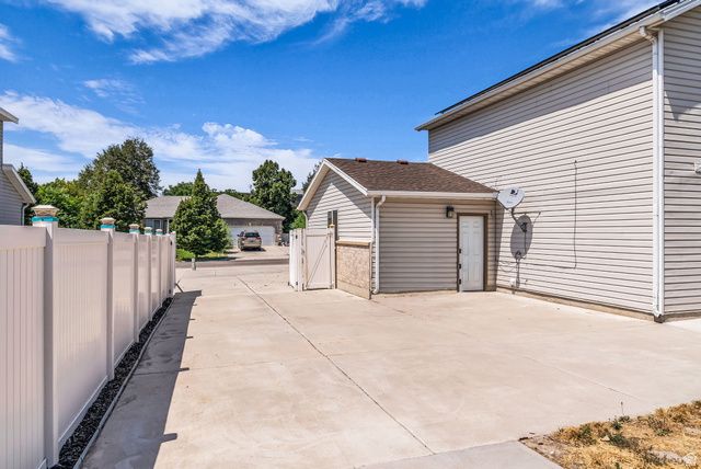 6665 S DALE PARK CIR, West Jordan, UT 84084