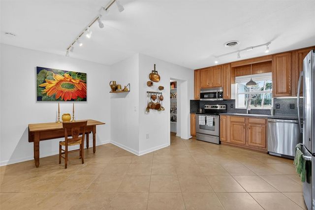 33225 LAKESHORE DRIVE, Tavares, FL 32778