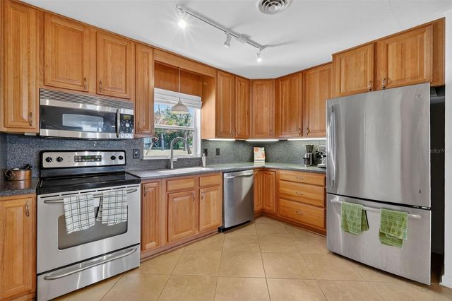 33225 LAKESHORE DRIVE, Tavares, FL 32778