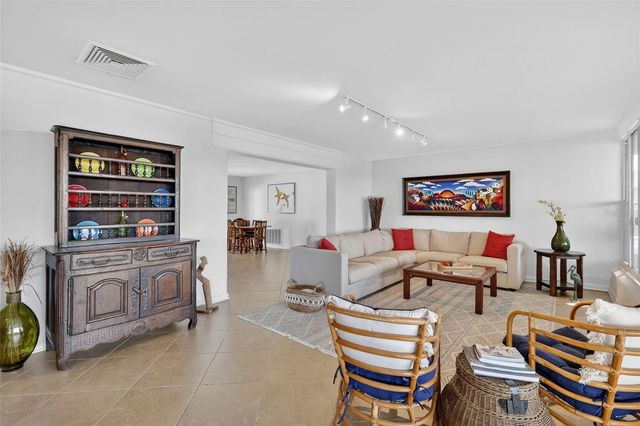 33225 LAKESHORE DRIVE, Tavares, FL 32778