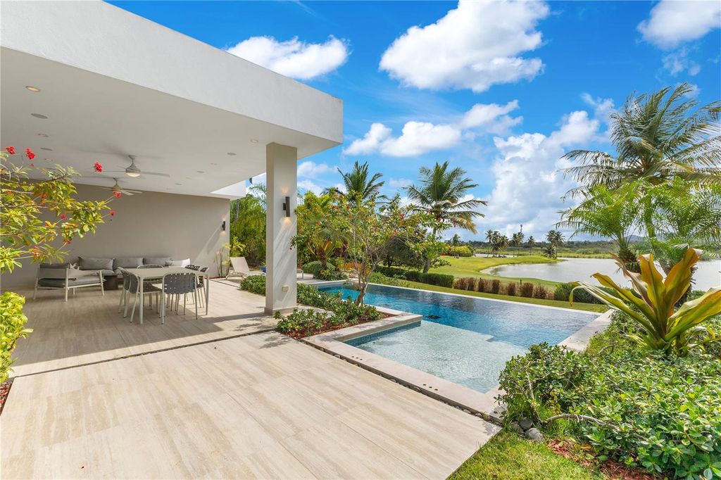 Image 1 of property listing at 19 ENCLAVE, Dorado, PR 00646