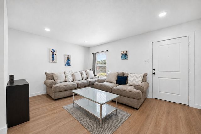 1543 Garza Avenue, Dallas, TX 75216