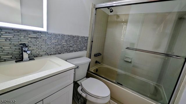 516 Westgate Dr, Edison Twp., NJ 08820