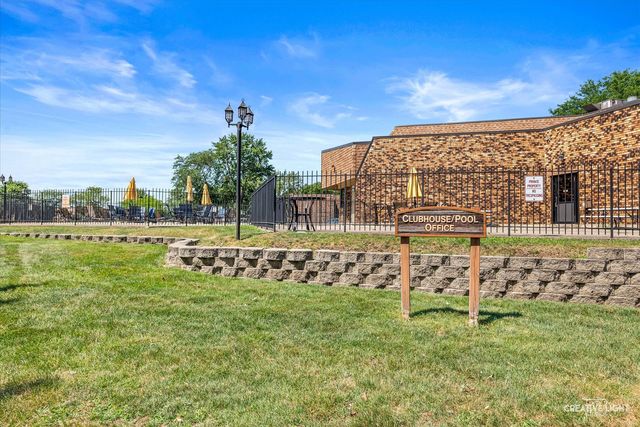 2220 COUNTRY CLUB Drive 22, Woodridge, IL 60517
