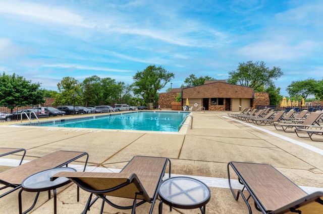 2220 COUNTRY CLUB Drive 22, Woodridge, IL 60517