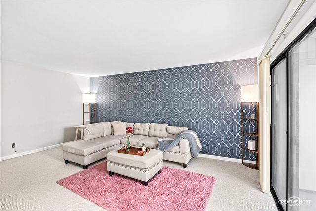 2220 COUNTRY CLUB Drive 22, Woodridge, IL 60517