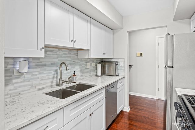 2220 COUNTRY CLUB Drive 22, Woodridge, IL 60517
