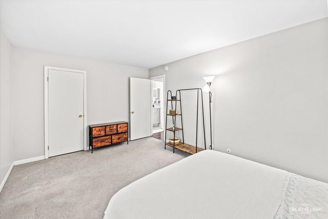 2220 COUNTRY CLUB Drive 22, Woodridge, IL 60517