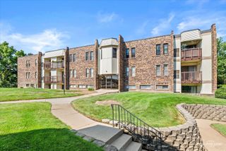2220 COUNTRY CLUB Drive 22, Woodridge, IL 60517
