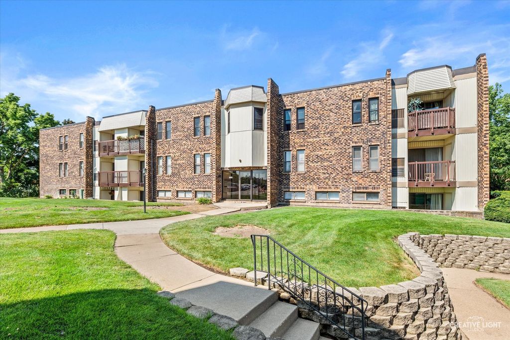 2220 COUNTRY CLUB Drive 22, Woodridge, IL 60517