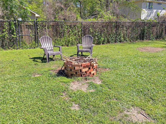 110 S Woodsway Street E, Conroe, TX 77301