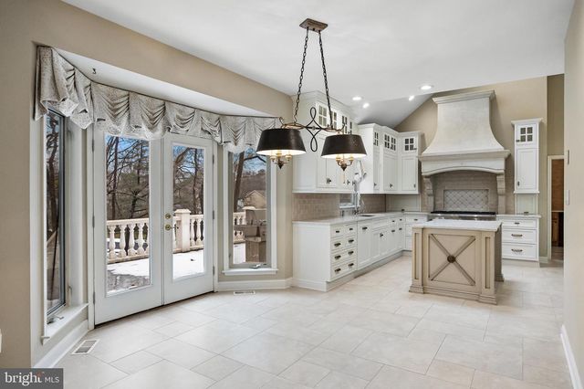 2 SHINGLE OAK DR, Voorhees, NJ 08043