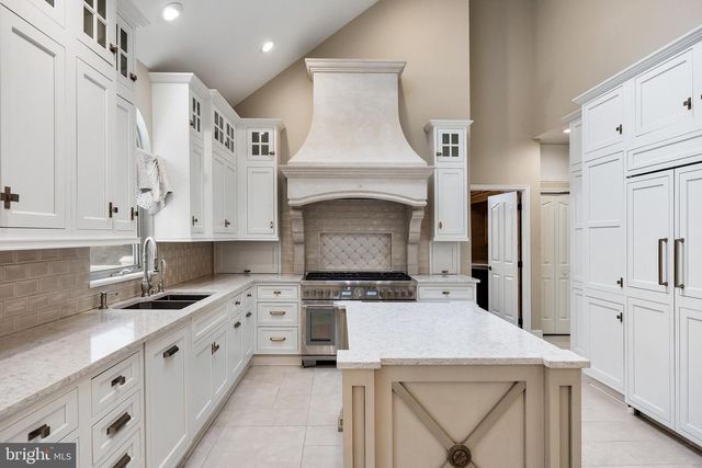 2 SHINGLE OAK DR, Voorhees, NJ 08043