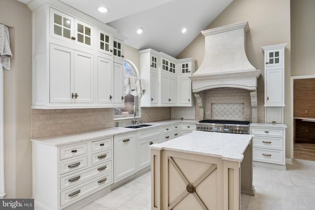 2 SHINGLE OAK DR, Voorhees, NJ 08043