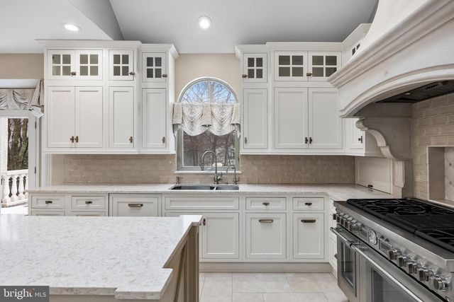 2 SHINGLE OAK DR, Voorhees, NJ 08043