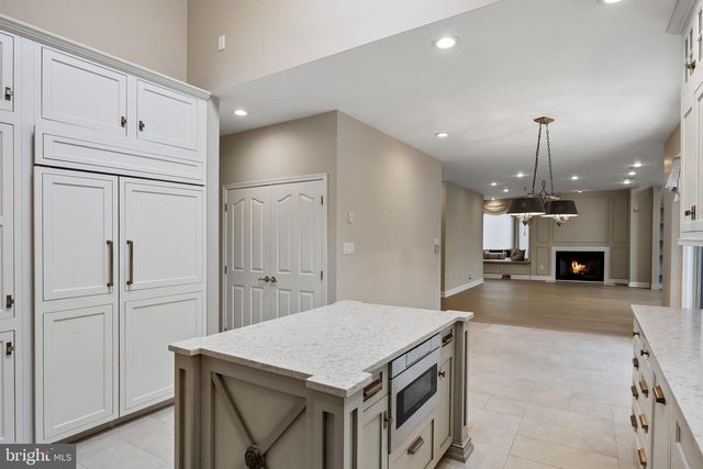 2 SHINGLE OAK DR, Voorhees, NJ 08043