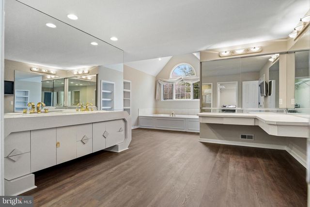 2 SHINGLE OAK DR, Voorhees, NJ 08043