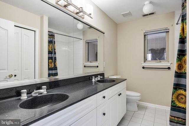 2 SHINGLE OAK DR, Voorhees, NJ 08043