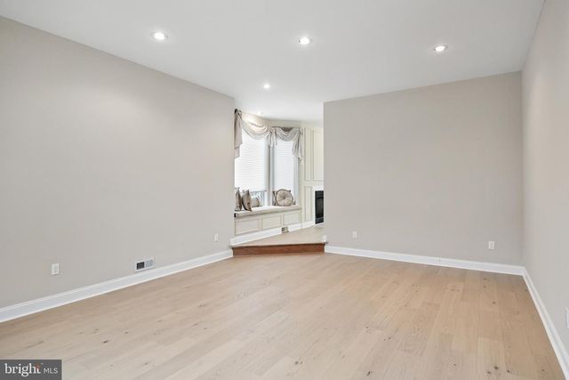 2 SHINGLE OAK DR, Voorhees, NJ 08043