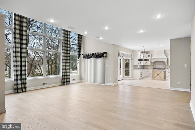 2 SHINGLE OAK DR, Voorhees, NJ 08043