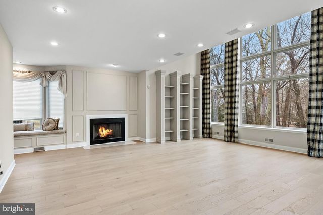 2 SHINGLE OAK DR, Voorhees, NJ 08043