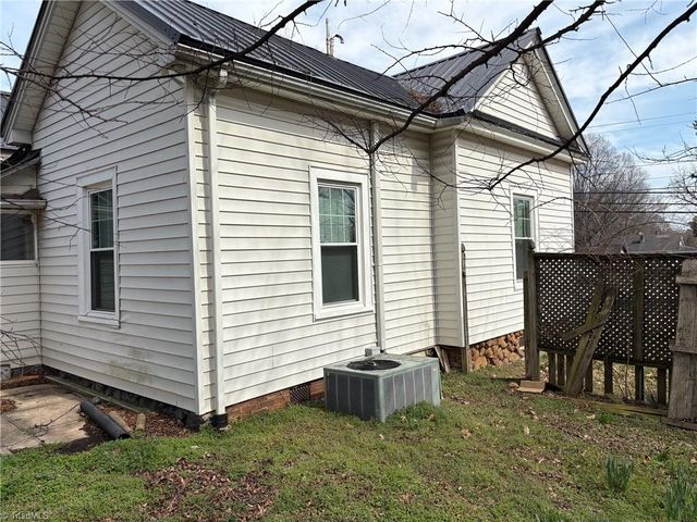 1104 Barnes Street, Reidsville, NC 27320