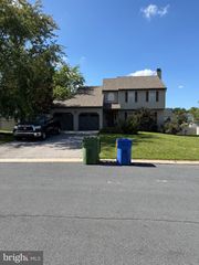 550 DULCY DR, York, PA 17404