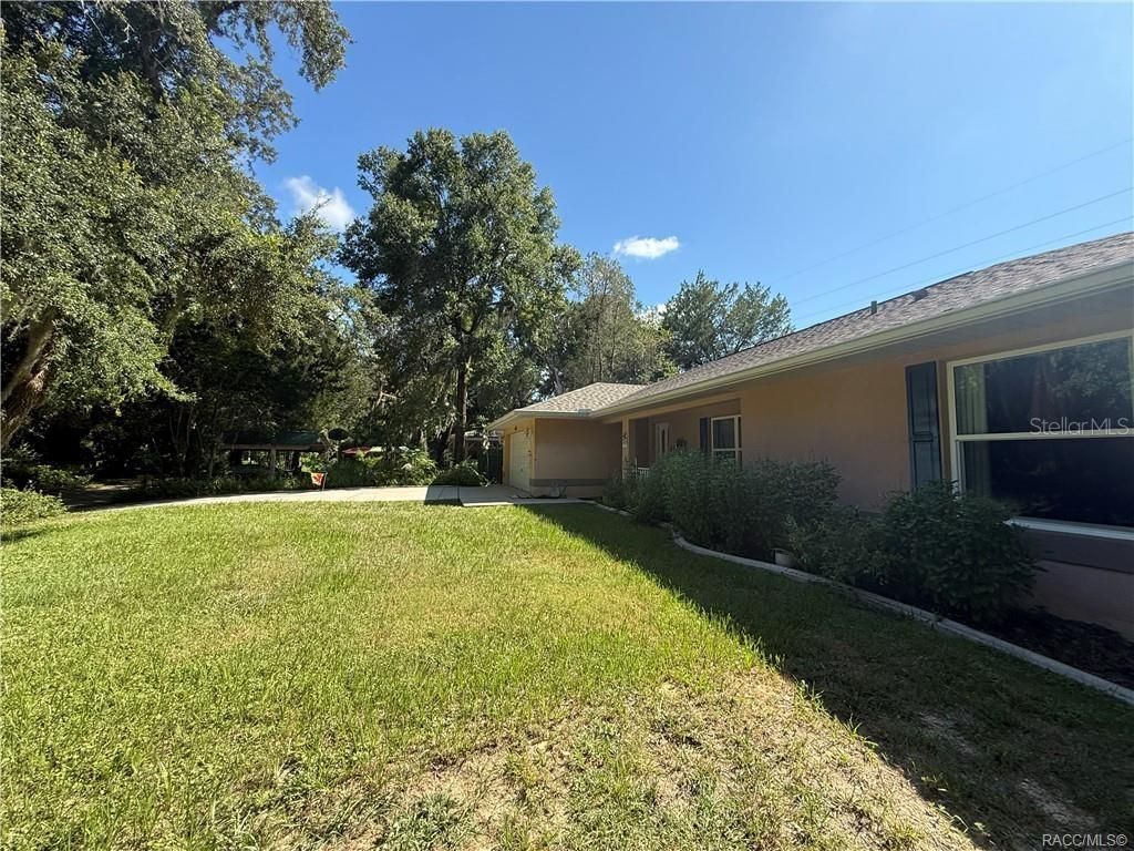 Image 5 of property listing at 11236 N RAIN POINT, Inglis, FL 34449