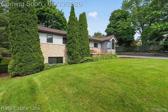 30691 Rainbow Drive, New Hudson, MI 48165
