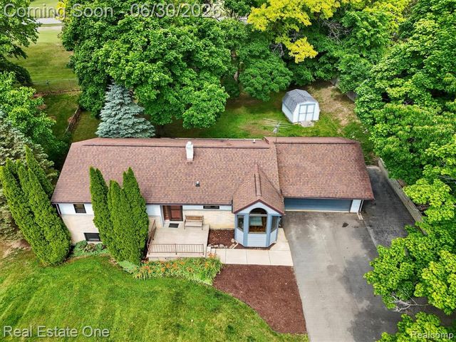 30691 Rainbow Drive, New Hudson, MI 48165