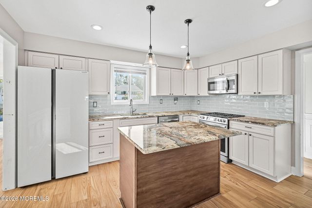 12 Tanglewood Road, Middletown, NJ 07748