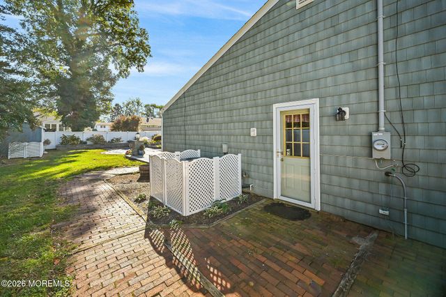 12 Tanglewood Road, Middletown, NJ 07748