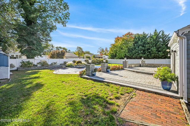 12 Tanglewood Road, Middletown, NJ 07748