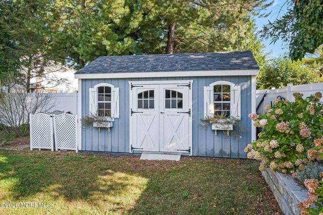 12 Tanglewood Road, Middletown, NJ 07748