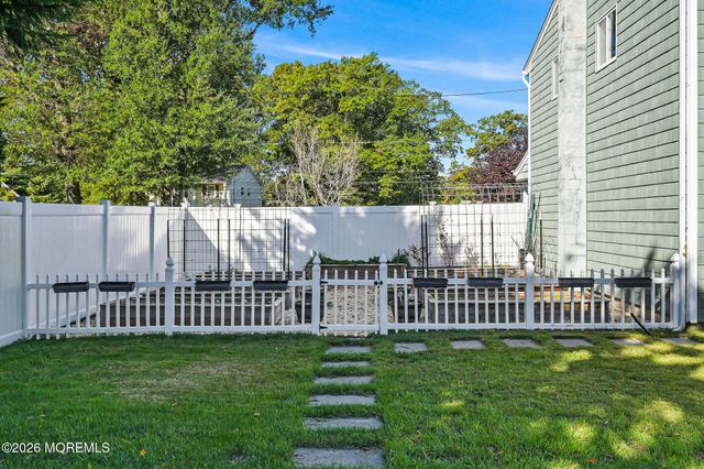 12 Tanglewood Road, Middletown, NJ 07748