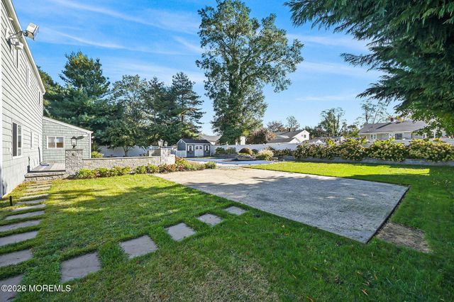 12 Tanglewood Road, Middletown, NJ 07748