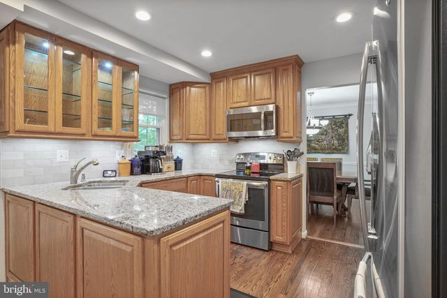 12147 HOLLY KNOLL CIR, Great Falls, VA 22066