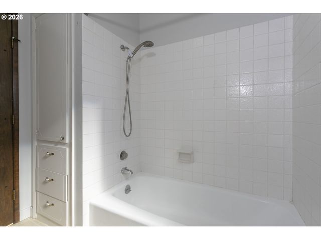 1707 Se BROOKWOOD Ave, Hillsboro, OR 97123