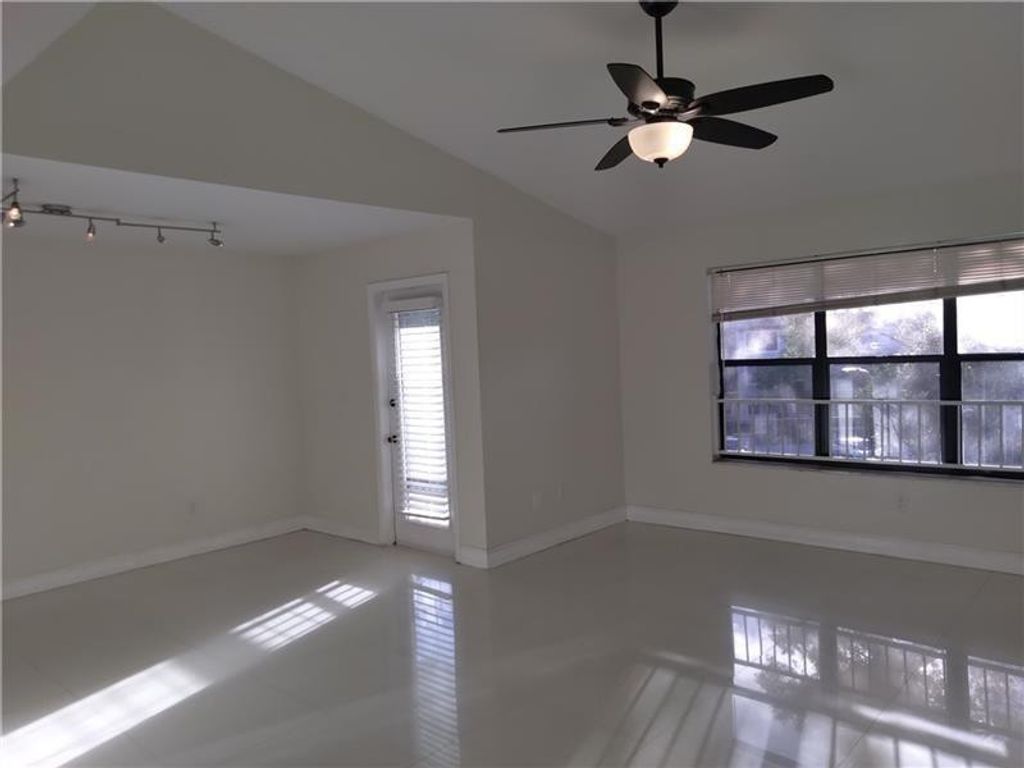 4261 W Mcnab Road 32, Pompano Beach, FL 33069