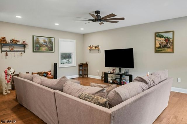 15 Hardman Ter, Denville Twp., NJ 07834