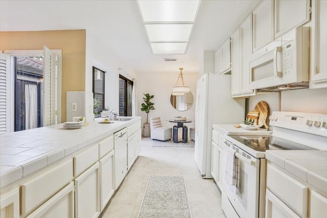 2240 University Ave, Sacramento, CA 95825