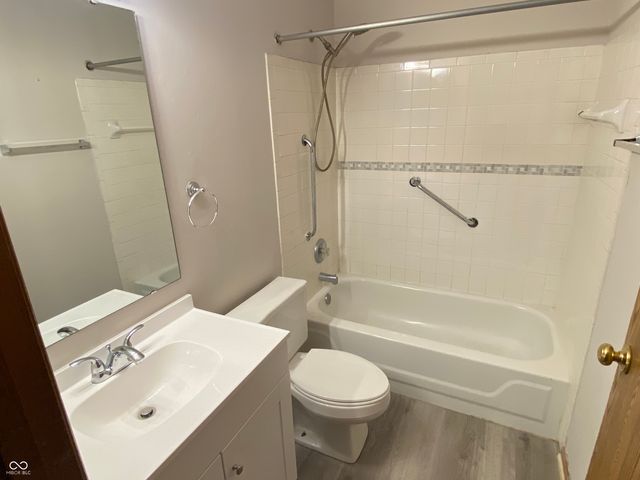 5048 Shadow Pointe Drive, Indianapolis, IN 46254