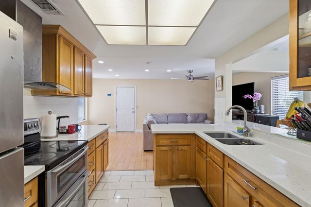 2049 Las Coches Way, Sacramento, CA 95833