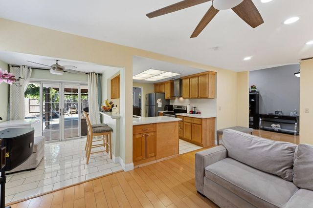 2049 Las Coches Way, Sacramento, CA 95833