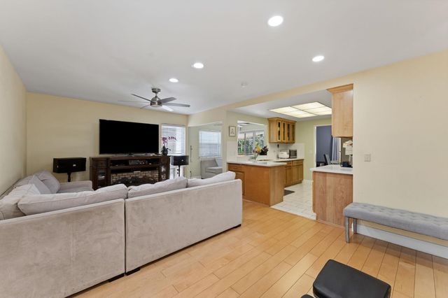 2049 Las Coches Way, Sacramento, CA 95833