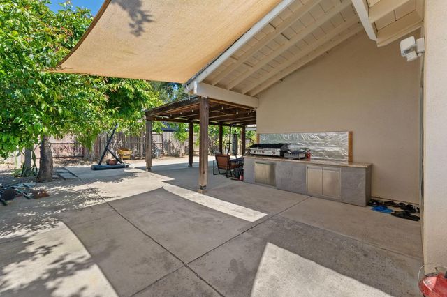 2049 Las Coches Way, Sacramento, CA 95833