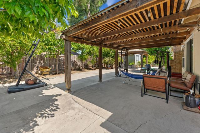 2049 Las Coches Way, Sacramento, CA 95833