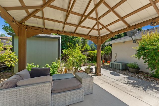 2049 Las Coches Way, Sacramento, CA 95833