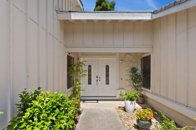 2049 Las Coches Way, Sacramento, CA 95833