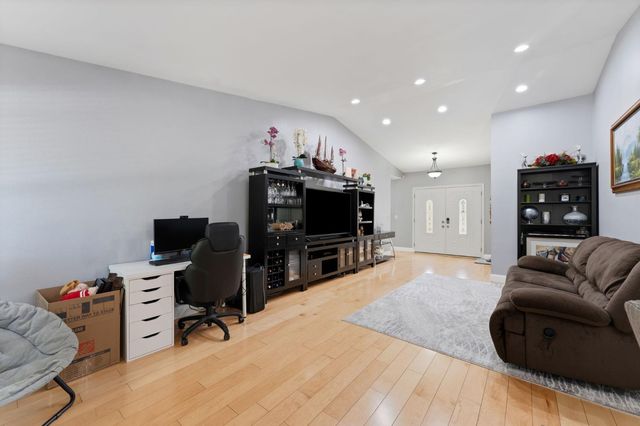 2049 Las Coches Way, Sacramento, CA 95833